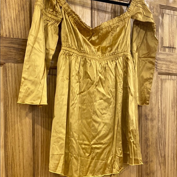 ⚡️3 for $15⚡️Shore brand Gold Off-Shoulder Women's dress size small. NWT - Picture 5 of 5